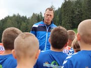 Schwingerkönig Matthias Sempach ist ein Idol für die Nachwuchsschwinger, entsprechend wird er am Königscamp bewundert. (Bild: PD)