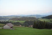 Die Aussicht, welche der Weiler Müetligen bei klarem Wetter bieten würde, lässt keine Wünsche offen. Rechts das Obertoggenburg mit den sieben Churfirsten. Links das Alpsteingebiet mit dem Säntis. (Bild: Beat Lanzendorfer)
