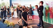 Zielsicher trifft der menschliche Pfeil aus Tells Armbrust in den Apfel. Das junge Ensemble von Regisseur Florian Rexer hatte einen anstrengenden Tag. (Bild: Manuel Nagel)