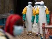Gesundheitsangestellte im Kongo auf dem Weg zur Arbeit in einem Ebola-Behandlungszentrum. (Bild: KEYSTONE/AP/JEROME DELAY)