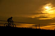 Velofahren in der Dämmerung: Ein malerischer Moment beim 24-Stunden-Rennen in Schötz.Bild: Boris Bürgisser (Schötz, 8. August 2015)