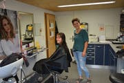 Sandra Raschle in ihrem Coiffeur-Salon mit Kundin Barbara Ott. (Bild: Beat Lanzendorfer)