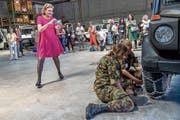 Die FDP-Frauen, allen voran Präsidentin Doris Fiala, schauen interessiert beim Kettenanlegen zu. (Bilder: Nadia Schärli (Oberdorf, 30. Juli 2019))