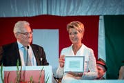 Karin Keller-Sutter erhielt für ihre Rede ein persönliches Geschenk von Rorschachs Stadtpräsident Thomas Müller: eine Kopie seines Wahlscheins vom Dezember 2018. (Bild: Ralph Ribi)