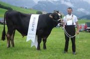 Zur Taufe wurde der Muni von seinen Taufpaten Martin Hersche und Thomas Sutter mit Bier übergossen. (Bild: Astrid Zysset)