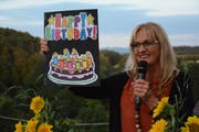 Festrednerin Therese Lechner zeigt an der Bundesfeier der Gemeinde Hauptwil-Gottshaus eine Geburtstagskarte für die Schweiz. (Bild: Georg Stelzner)