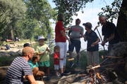 Den Zusammenhalt stärken: Die Gemeinde hat den Einwohnern von Salmsach gratis Würste zum Grillen abgegeben. (Bild: Trudi Krieg)