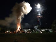 Unter Feuerwerk beginnt der riesige Funken zu brennen. (Bild: Samuel Koch)
