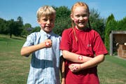 Julian und Zoé zeigen ihre Schweizerkreuze. (Bild: Andreas Taverner)
