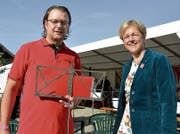 Der Musikant mit der Rednerin: Gemeindepräsident Ulrich Marti und Nationalrätin Verena Herzog. (Bild: Mathias Frei)