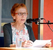 Die Lyrikerin Elsbeth Maag entführt die Bundesfeier-Zuhörer in Räfis-Burgerau in die Heimat der Sprache.Bild: Hansruedi Rohrer