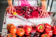 Blut fliesst bei der veganen Ernährung ganz sicher keines, hier im Bild aber viel Randensaft. (Bild: Joseph Khakshouri, Zürich, 12. Oktober 2017)