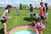 Am Donnerstag gab es Wasserspiele und anderes mehr für die ganze Familie. (Bild: Trudi Krieg)