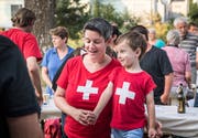 Das Singen der Nationalhymne gehört ebenso zum Pflichtprogramm, am besten in rotem Shirt mit weissem Kreuz gekleidet.