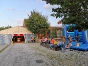 Kinder toben sich auf der Hüpfburg aus. (Bild: Désirée Wenger)