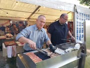 Die Grillmeister haben alles im Griff. (Bild: Désirée Wenger)