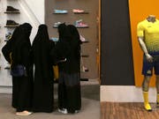 Saudische Frauen beim Einkaufen in einem Zentrum in Riad. (Bild: KEYSTONE/AP/KHALID MOHAMMED)