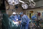 Bleibt der Patient über Nacht, muss der Kanton sich an der Finanzierung beteiligen. Doch stationäre Behandlungen gehen schweizweit zurück. (Bild: Keystone)