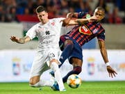 Sandro Wieser (links) gewinnt einen Zweikampf gegen Loïc Négo (Bild: KEYSTONE/EPA MTI/TIBOR ILLYES)