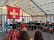Regierungsrätin Carmen Haag und Gemeindepräsident Markus Bürgi spielen Wort-Pingpong. (Bild: Désirée Wenger)
