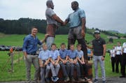 Die Schwinger Thomas Sutter und Martin Hersche standen Modell für die neue, über drei Meter grosse Skulptur. (Bild: Astrid Zysset)