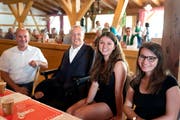 Gemeindepräsident Florian Ibig, CVP-Nationalrat und Festredner Christian Lohr sowie die beiden Jungbürgerinnen Léa Hascher und Rebecca Schwarz. (Bild: Andreas Taverner)