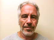 Der wegen sexuellen Missbrauchs von Minderjährigen angeklagte US-Milliardär Jeffrey Epstein hat in seiner Gefängniszelle Suizid begangen. (Bild: KEYSTONE/AP New York State Sex Offender Registry)