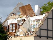 Nach einem Tornado im Südwesten Luxemburgs sind bis zu 100 Häuser nicht mehr bewohnbar. (Bild: KEYSTONE/EPA/JULIEN WARNAND)