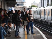 Lange Gesichter bei Zugreisenden in Grossbritannien: Ein Stromausfall hat am Freitag den Bahnverkehr vielerorts stark beeinträchtigt. (Bild: KEYSTONE/EPA/ANDY RAIN)