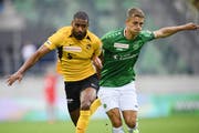 Am Ende gibt es für die Espen kein Vorbeikommen. Hier Miro Muheim im Zweikampf mit dem YB-Aussenverteidiger Saidy Janko. (KEYSTONE/Gian Ehrenzeller)