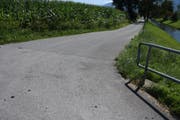 Nach dem Überqueren der Brücke stürzte der Rennvelo-Fahrer ausgangs dieser Kurve. (Bild: Kantonspolizei)