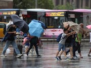 Der Taifun «Lekima» hat erst für Unwetter in Japan und Taiwan gesorgt - nun ist er am Samstagmorgen auf chinesisches Festland getroffen. (Bild: KEYSTONE/EPA/RITCHIE B. TONGO)