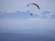 Teile des Gleitschirms wurden am Weisshorn auf etwa 3700 Metern über Meer gefunden. (Bild: KEYSTONE/PETER KLAUNZER)