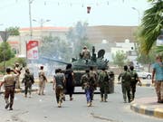 Kämpfer der Gruppe Sicherheitsring, die für einen unabhängigen Süd-Jemen eintritt, patrouillieren durch die Strassen von Aden. Die Separatistengruppe wird von den Vereinigten Arabischen Emiraten unterstützt. (Bild: KEYSTONE/EPA/NAJEEB ALMAHBOOBI)