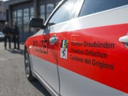 Am frühen Samstagmorgen ist im Zuge einer Fahrzeugkontrolle der Lenker eines Autos durch den Schusswaffengebrauch der Polizei verletzt worden. (Bild: Kantonspolizei Graubünden)