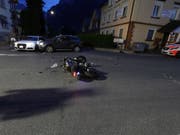 Ein 22-jähriger Motorradfahrer ist in der Nacht auf Samstag an den Folgen eines Unfalls in Mollis GL verstorben. (Bild: Kantonspolizei Glarus)