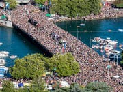 Auch in diesem Jahr dürfte es rund ums Seebecken wieder voll werden: Ab 14 Uhr sind 30 Love Mobiles am Start und Zürich wird zum Hotspot für elektronische Musik. (Bild: KEYSTONE/ENNIO LEANZA)
