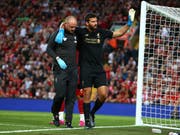 Der Liverpooler Goalie Alisson muss das Feld wegen einer Wadenverletzung verlassen (Bild: KEYSTONE/AP/DAVE THOMPSON)