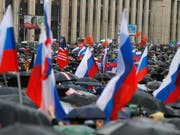 In Moskau trotzen tausende Menschen dem Regen und demonstrieren gegen Polizeigewalt und für faire und freie Wahlen. (Bild: KEYSTONE/AP/ALEXANDER ZEMLIANICHENKO)