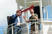 Hanno Wyss von der Stiftung Leuchtturm Rheinquelle übergibt dem neuen Leuchtturmwärter Nik Hartmann (rechts) den Schlüssel zum Turm. (Bild: Stiftung Leuchtturm Rheinquelle, Oberalppass, 9. August 2019)
