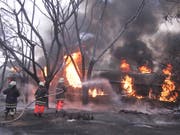 Nach der Explosion eines Tanklastwagens bekämpfen Feuerwehrleute den Brand. (Bild: KEYSTONE/AP/STRINGER)