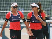 Joana Heidrich (rechts) und Anouk Vergé-Dépré klatschen nach einem Punkt ab - am Ende steht eine bittere Niederlage im Spiel um Bronze (Bild: KEYSTONE/AP/PAVEL GOLOVKIN)