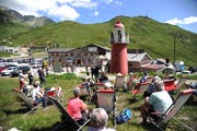 Der Schlüsselübergabe wohnten viele Zaungäste bei. (Bild: Urs Hanhart, Oberalppass, 9. August 2019)