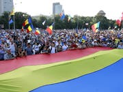 Zehntausende Menschen haben am Samstagabend in Bukarest die «Inkompetenz und Korruption» der Regierung angeprangert. (Bild: KEYSTONE/EPA/BOGDAN CRISTEL)