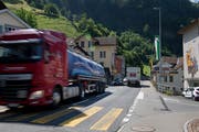 Im «Normalfall» ist Sisikon verkehrsgeplagt. Die aktuelle Sperrung der Axenstrasse soll genutzt werden, um auf ein jahrelanges Anliegen aufmerksam zu machen. (Bild: Urs Hanhart, Sisikon, 12. Juni 2018)