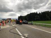 Bei einem schweren Verkehrsunfall zwischen Uzwil und Gossau SG sind zwei Frauen ums Leben gekommen. (Bild: Kapo SG)