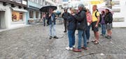Ein Dutzend Teilnehmer waren in Zug mit Schirmen unterwegs.Bild: Roger Zbinden (10. August 2019)
