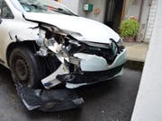 Eine 19-jährige Frau hat am frühen Samstagmorgen das Auto ihrer Mutter entwendet und damit einen Unfall verursacht. Die junge Frau besass kein Autopermis und hatte Alkohol und Drogen konsumiert. Bei dem Unfall wurde niemand verletzt. Es entstand ein Sachschaden von gegen 10'000 Franken (Bild: Kantonspolizei St. Gallen)