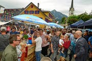 Essen, trinken und plaudern: Es herrschte ausgezeichnete Stimmung bei «Alpnach isst». (Bild Robert Hess, 10. August 2019)