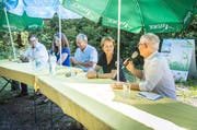 Die Ständeratskandidaten Jakob Stark, Nina Schläfli, Kurt Egger, Brigitte Häberli (bisher) und Ueli Fisch in der Bürgerhütte Balterswil. (Bild: Andrea Stalder)